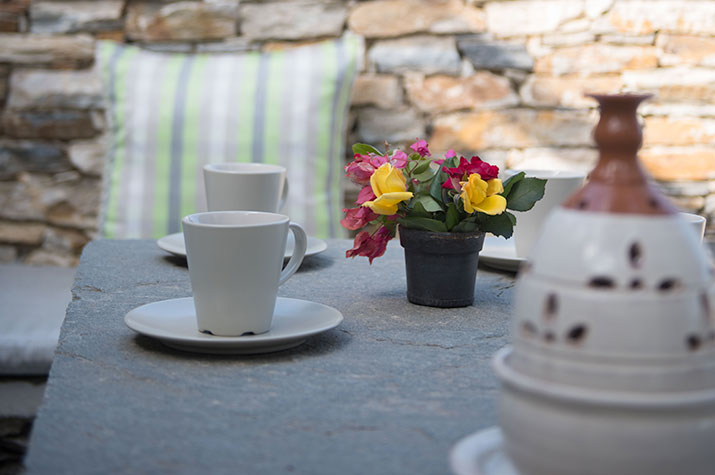 Jardin avec table en pierre à Rose Home à Sifnos