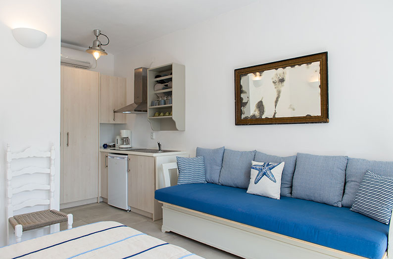 Πέτρινο 2 - Καναπές-κρεβάτι και κουζινάκι